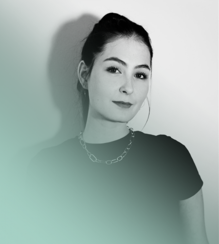 Porträtfoto von Savina Elettrico mit braunen Haare, Zopf und schwarzem Oberteil vor hellem Hintergrund. Sie blickt leicht lächelnd in die Kamera. Unten im Bild stehen ihr Name "Savina Elettrico", ihre Position "Head of Content" und ihre E-Mail-Adresse "savina@wearestudiox.de". Sie kümmert sich um alle grafischen Inhalte und unterstützt die Social Media Planung bei StudioX.