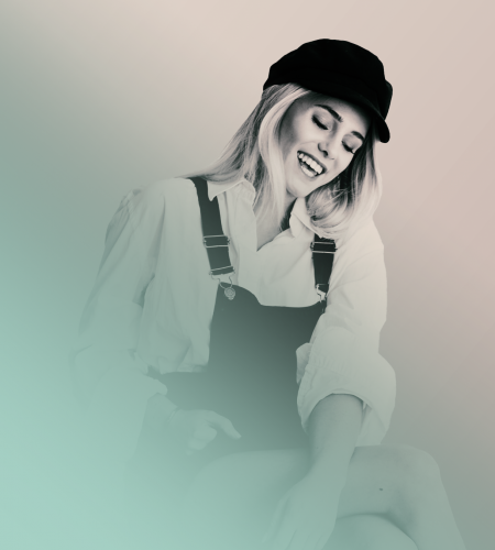 Auf dem Bild ist Vanessa Bosen zu sehen. Sie trägt eine weiße Bluse und ein schwarzes Businesskleid. Vanessa ist gleichzeitig Gründerin und CEO der Berliner Social Media-Agentur “StudioX”, welche sich vor allem auf Management und Social Media Consulting spezialisiert hat.